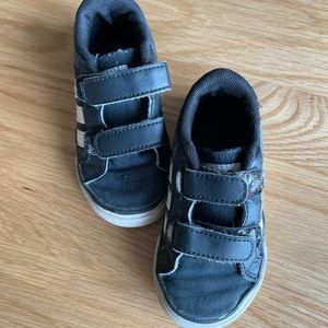 Adidas toddler Velcro shoe size 6.5